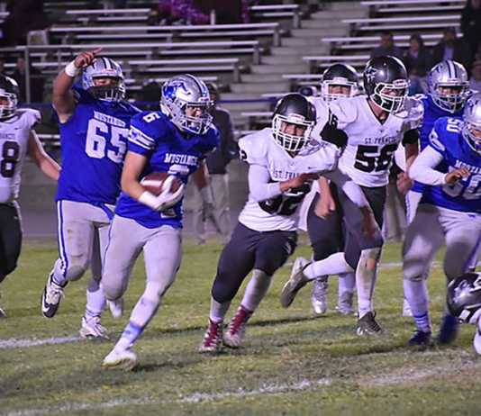 Football | Mustangs win Homecoming game against Sharks