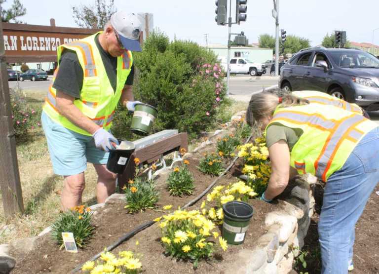 Volunteers spruce up King City for Earth Day