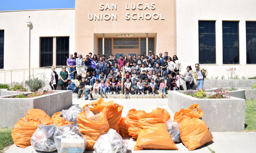 Image for display with article titled Photo | San Lucas Students Help Clean Up Town