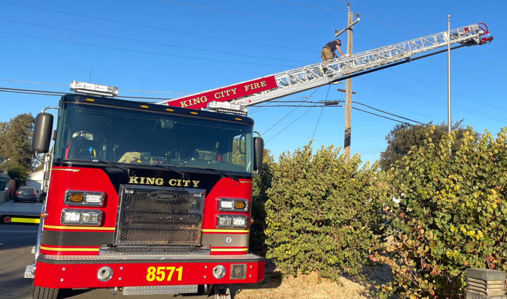 Image for display with article titled King City Fire Department Aids in Raising US Flag at Ranger Station