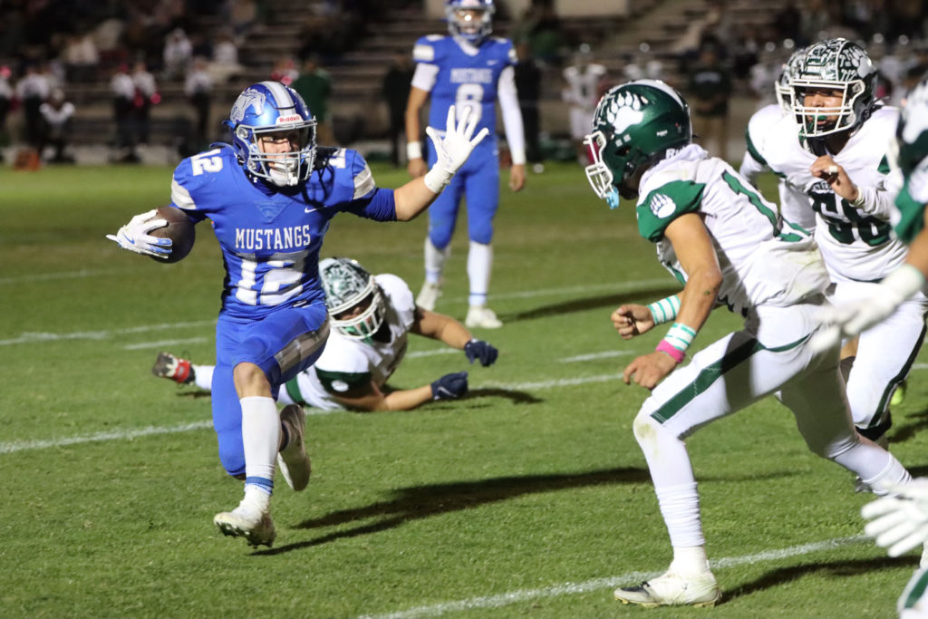 Image for display with article titled Football | King City Tramples Bruins, 21-14