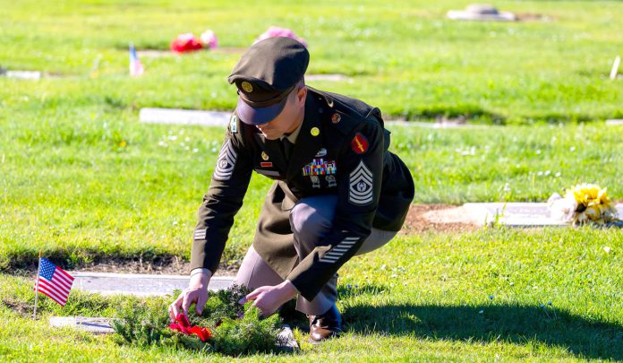FHL-Garrison-CSM-David-Fimbres-lays-wreath Wreath laying