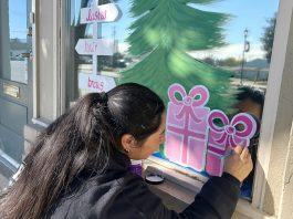 Inez Rendon paints a Christmas scene